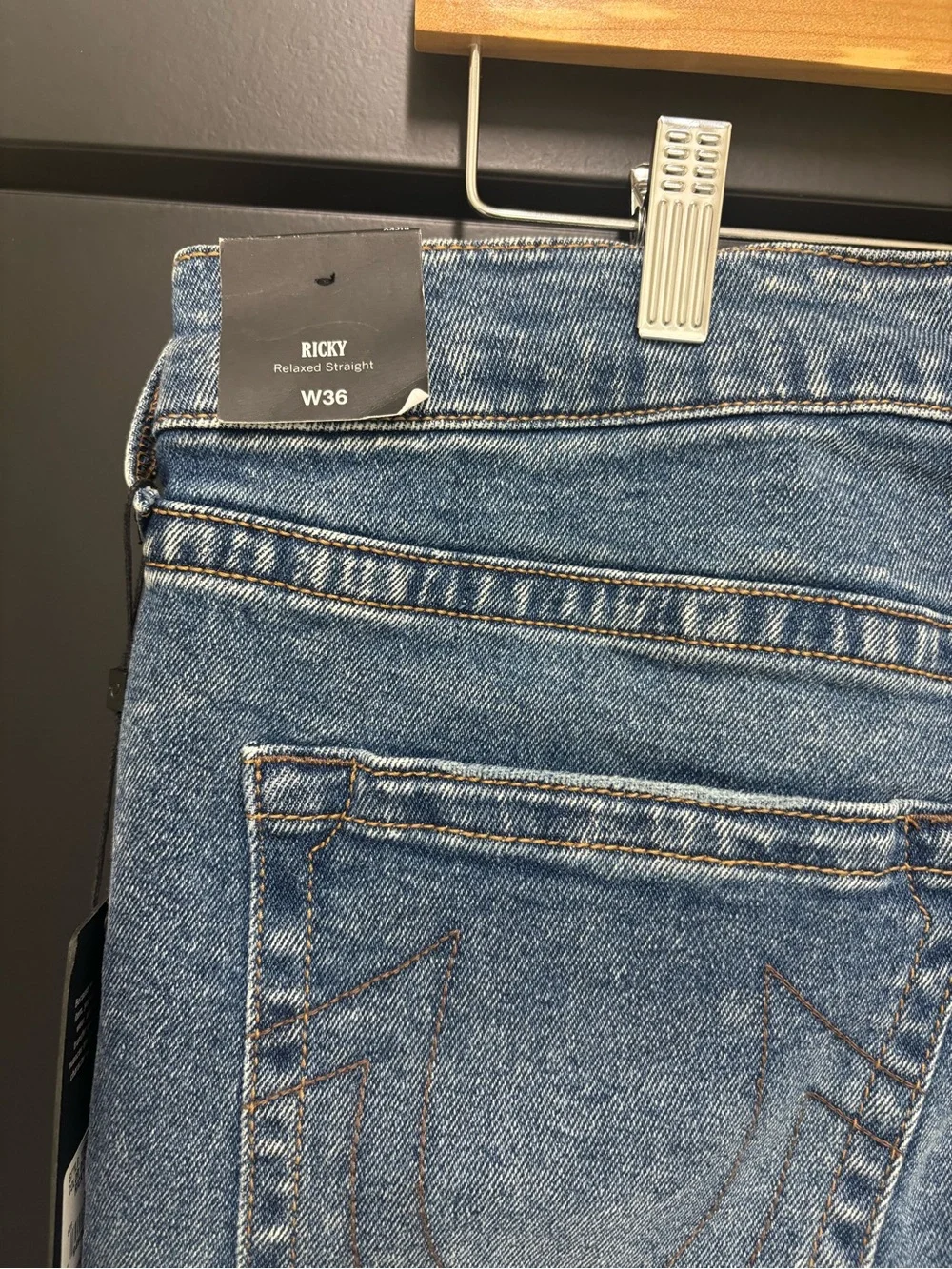 True Religion Ricky Relaxed Straight Jeans Men’s 36 NWT Ghost Wave Medium Wash